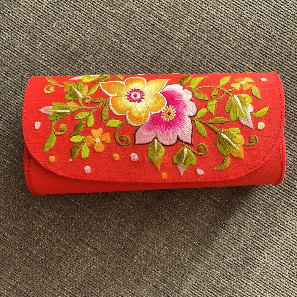 Silk cloth with embroidered covered clutch Red